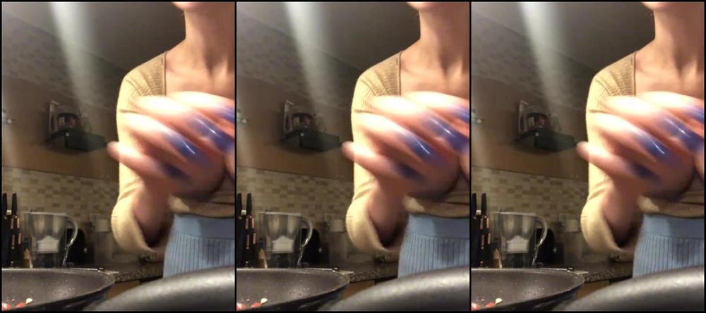 Leninacrowne Stream Started At Pm Puttanesca With My Titties