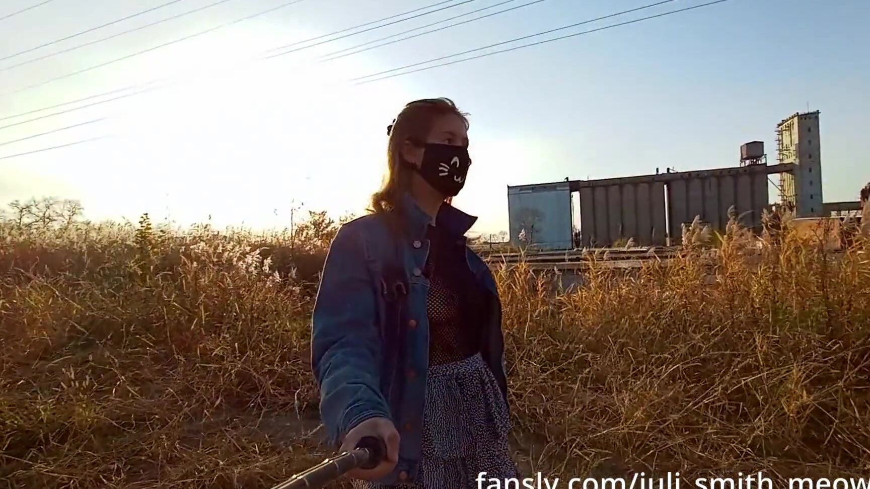 Juli Smith Meow Девушка в сетчатой одежде мастурбирует и принимает селфи Pornhub
