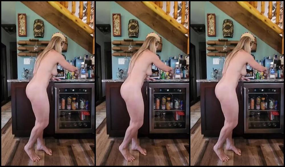 Claire Irons Nicknamed Claireirons Onlyfans Claires Cocktails Is Back Strawberry Margarita For Everyone