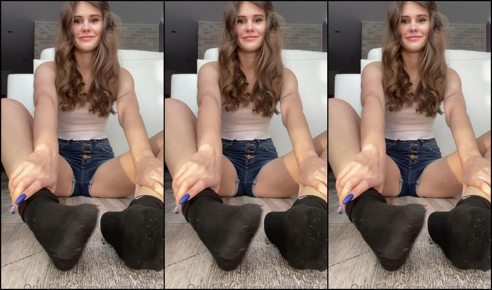 Queen Sexy Feet1 2008116200 01 13 2021 Took Off Those Dirty Old Socks