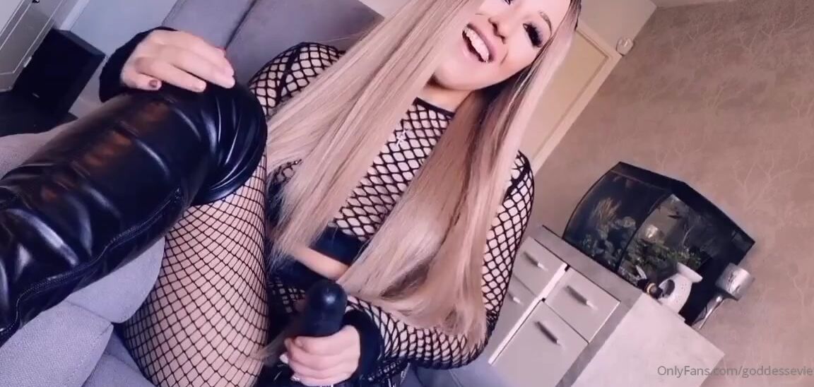 Miss Evie Lock Nicknamed Missevielock Onlyfans Mmm Crawl On Up To Me On Your Hands And Knees Bitch Wrap