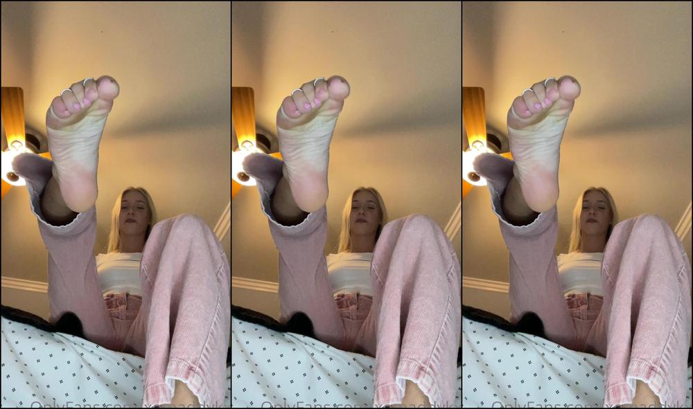 Xomaddykxo On Your Chin Looking Up At Me Begging For A Taste But You Re Just A Worthless Slut