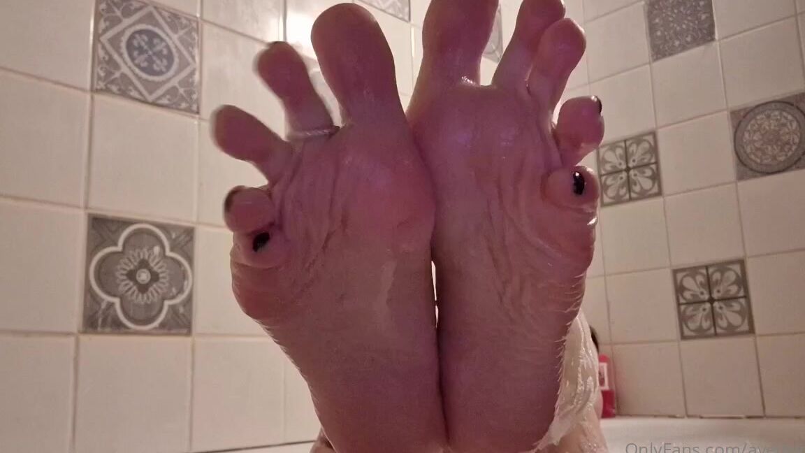 Ayellgirlfeet Nicknamed Ayellgirlfeet Onlyfans Viens Toccuper De Mes Pieds Dans Le Bain Come On To Take Care Of My Feet In The Bath 1