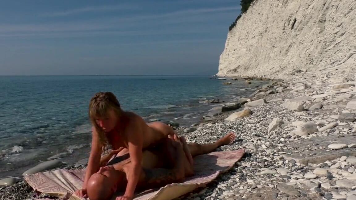 Sasha Bikeyeva Тревел блогер и развратная нудистка трахаются на пляже xHams xhamster