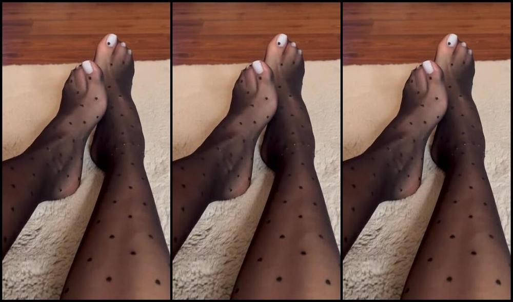 Simply Milena Nicknamed Simplymilena Onlyfans Would You Join Me Next To The Fire I Want You To Slowly Remove My Heels