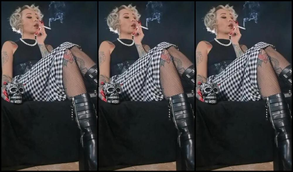 Queen Kinkerbell Nicknamed Kinkerbell23 Onlyfans Outfitcrush Number 2 Topping Up The Gloss Before Hand Of Course I Have To Make Sure