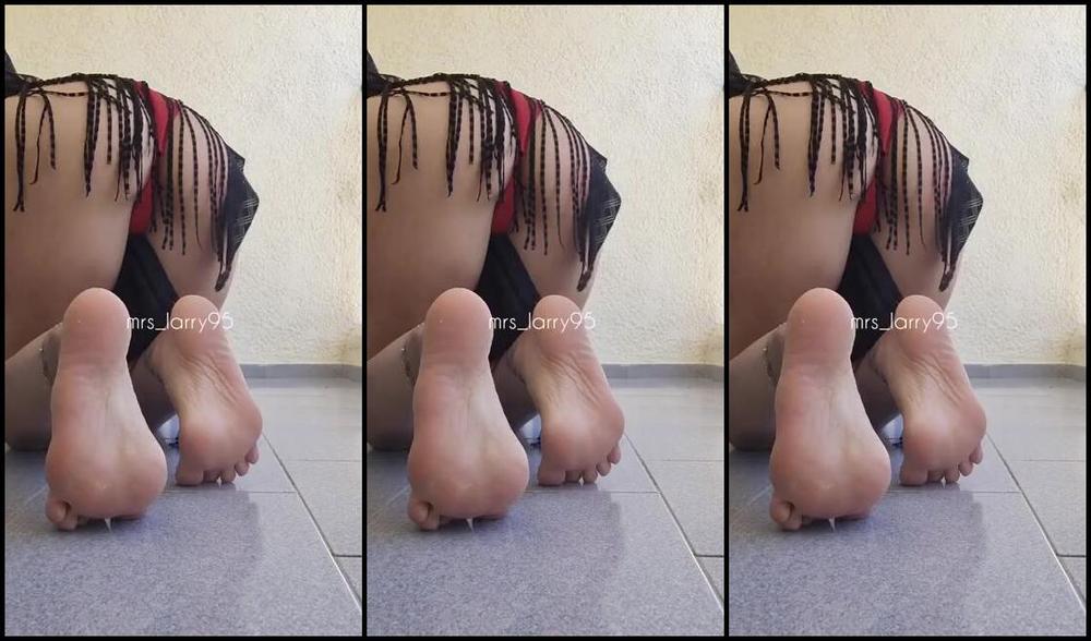 Mrs Larry Onlyfans Roter Bikini Schwarzer Poncho Und Meine Geilen Sohlen Bringen Dich Um Den Verstand Red Bikini