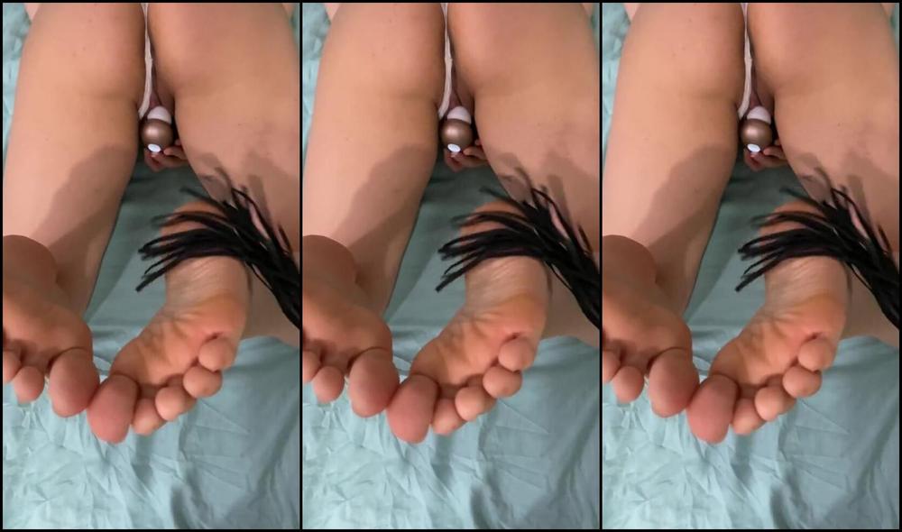 AnaCryst I cum with my friend while my husband plays with my feet and watches us Pornhub