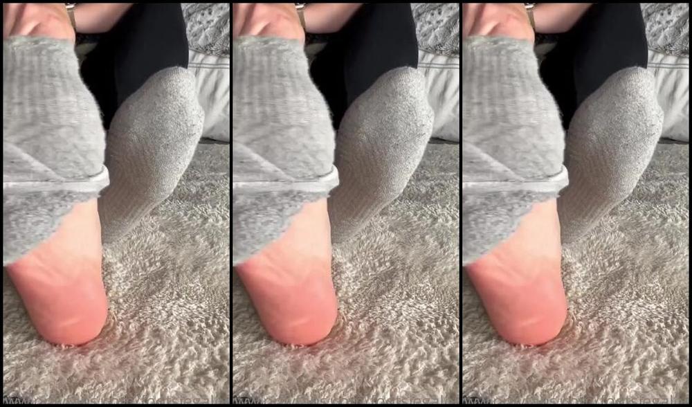 Footsiegalore Onlyfans Removing My Socks After A Long Hot Day The Fluff Gets Right Between My Toes Now They Just Need