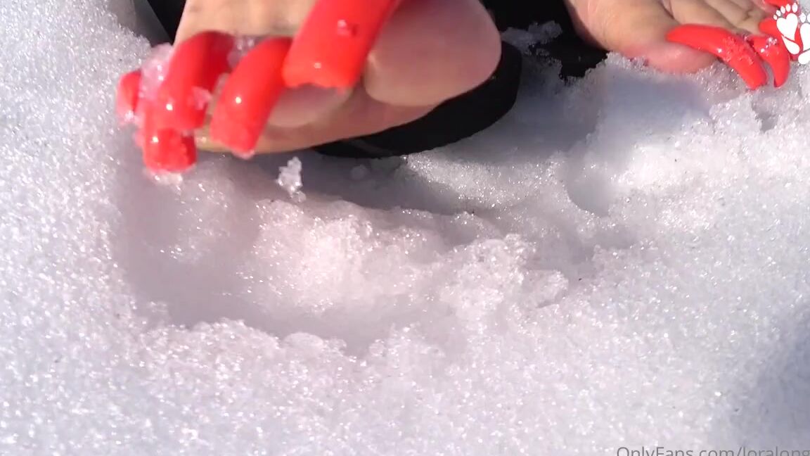 Lora Long Nails Nicknamed Loralongnails Onlyfans Sunny Day Nails On Snow