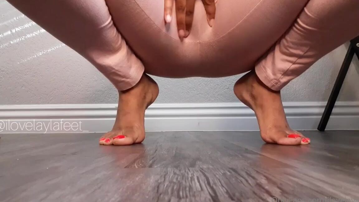 Ilovelaylafeet Onlyfans While On My Tippy Toes Imma Squat My Phat Over Your Face And Allow You Just To Smell