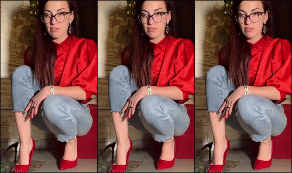 Carolina Iena A Present For My Fans Streaming With Tacchiaspillo Teasing Fans On Inst