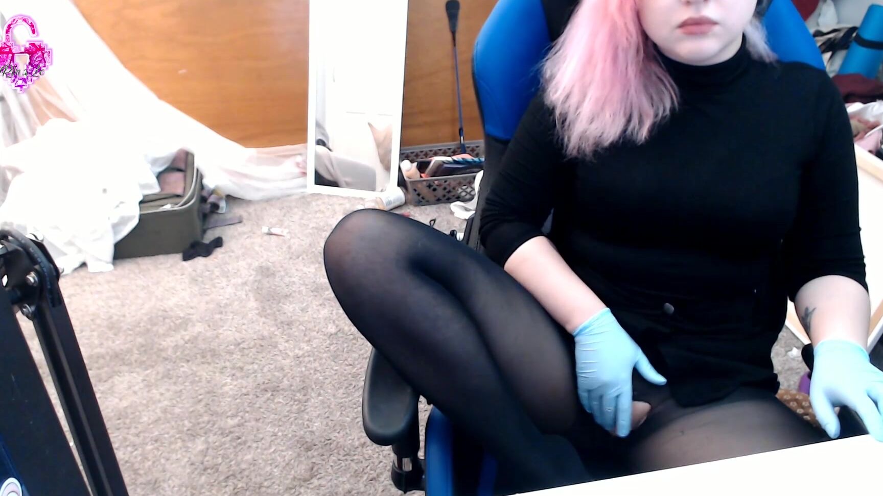 Rina Lo Masturbating With Gloves On