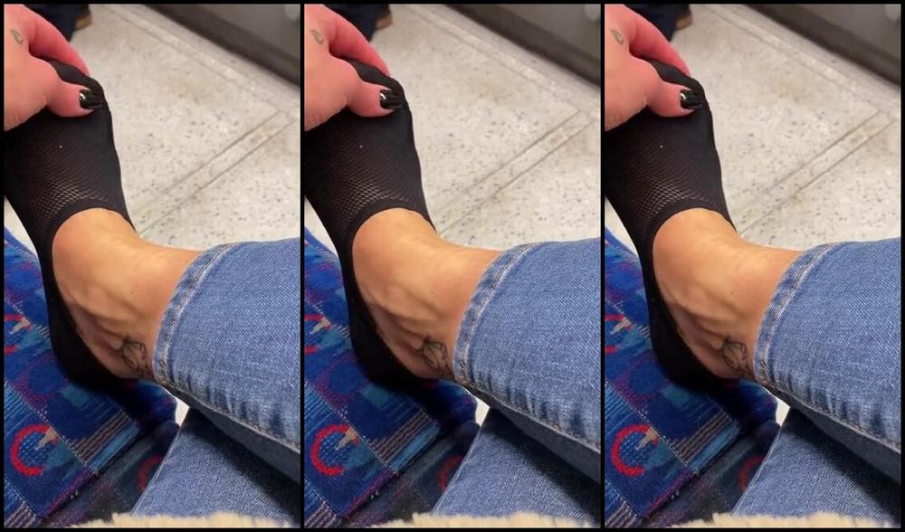 Anas Socks Nicknamed Anas Socks Onlyfans Nothing Can Stop Me From Taking Off My Boots And Showing You My Sweaty Socks On The Train