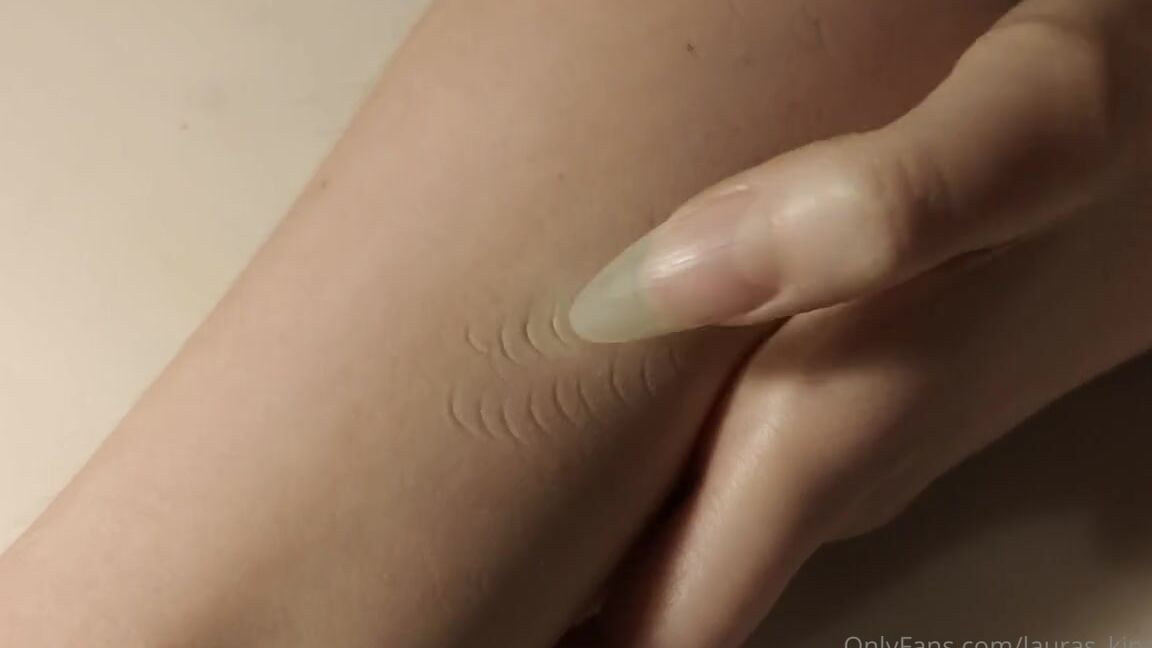 Lalalaura Nicknamed Lauras Kingdom 03 21 2023 Onlyfans Video Claw Queens Arm Scratching