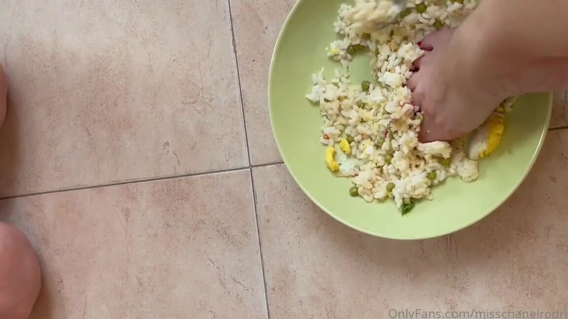 Miss Chanel Rodriguez Nicknamed Misschanelrodriguez Onlyfans Ti Trovi A Casa Mia A Ora Di Pranzo E Mi Accorgo Che Sei Affamato Quindi