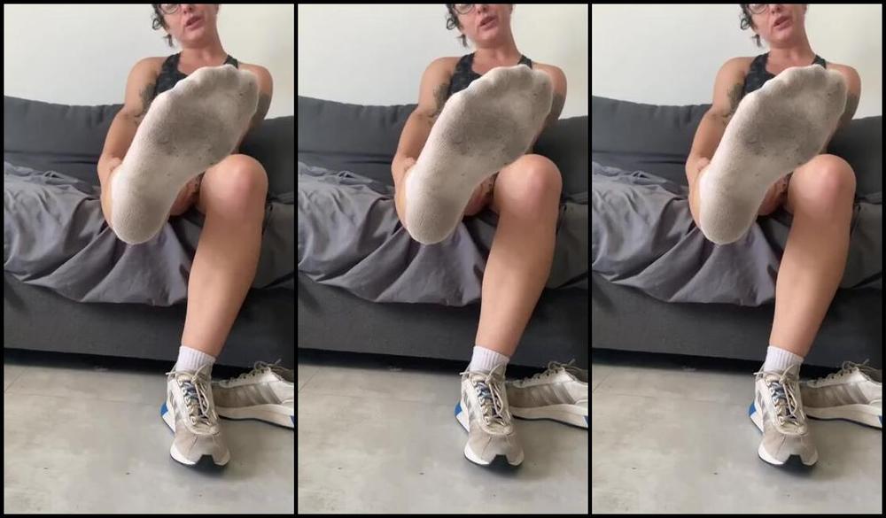 Capri Nicknamed Capritoes Onlyfans I Was Going To Shower But I Shut The Water Off And Decided To Make You Jerk To My Smelly Feet Instea