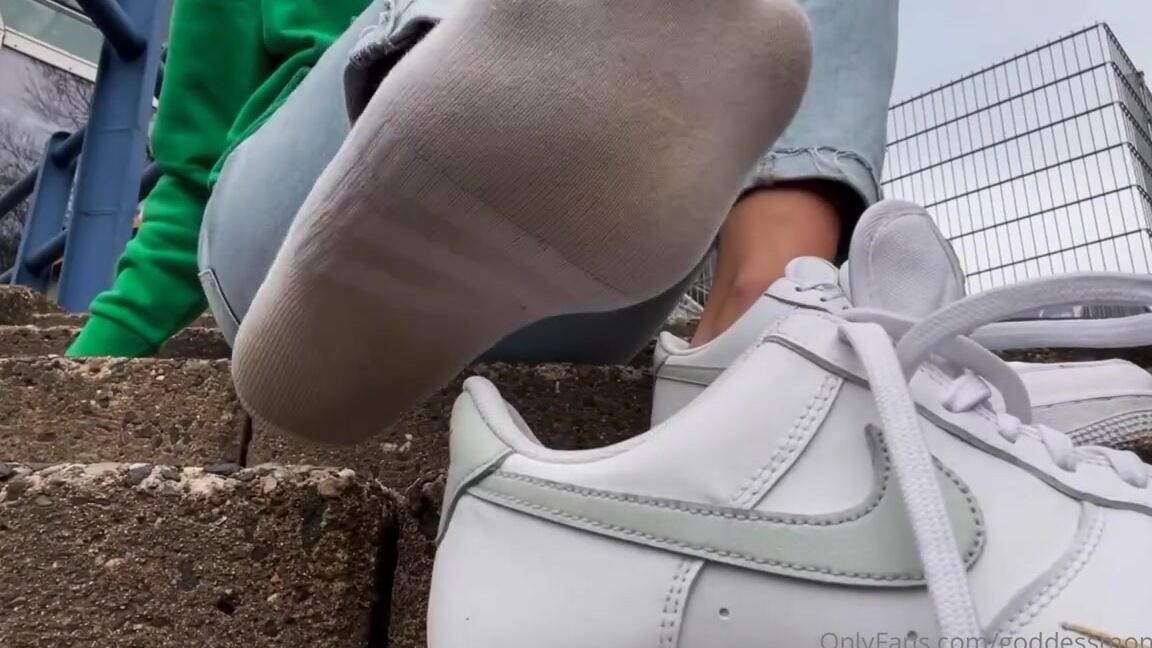 Goddessmona 91 Onlyfans Spontaner Einblick Nach Einem Langen Spaziergang Sind Meine Socken Immer Besonders Klebrig Was Wilp