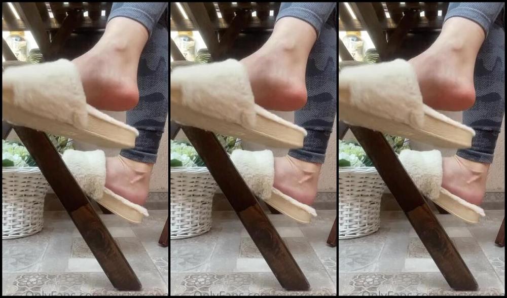 Mistresanna Onlyfans Stay Under My Table And Wait For Me To Use You When My Slippers Fall Suck Li