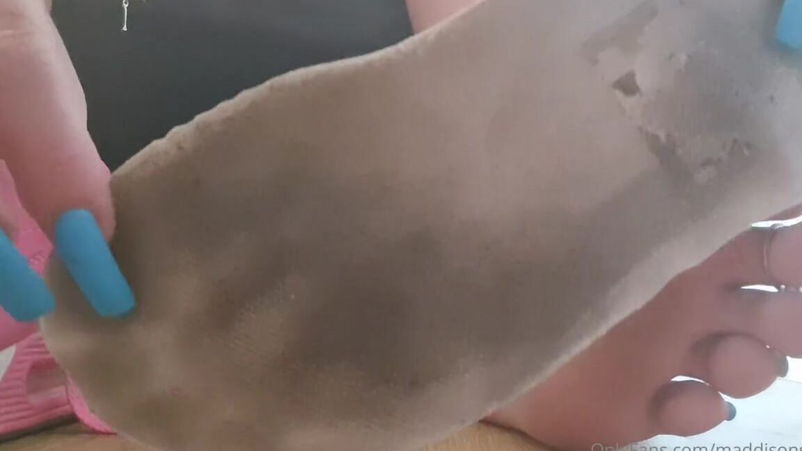 Maddison Spoilt Nicknamed Maddisonspoilt Onlyfans Here I Chat While Removing My Trainers After A Hard Work Out