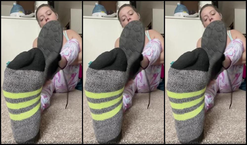 Adventuretoeskat Nicknamed Missadventuretoeskat Onlyfans Can You Smell Them From There These Stinky Sweaty Socks Are Being Sent Out To One Of My Footboys