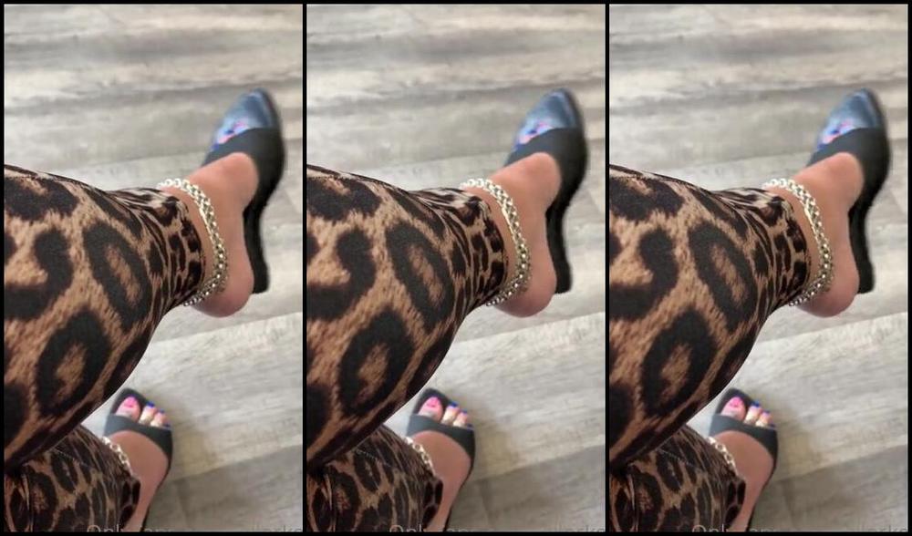 Killersexyfeets Nicknamed Killerkell Onlyfans Little Mule Dangle While I M Working