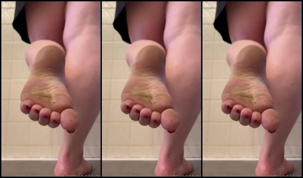 Caroline Aka Feetsiecakes Onlyfans Spent All Day Outside Barefoot Who S Going To Help Me Clean Them