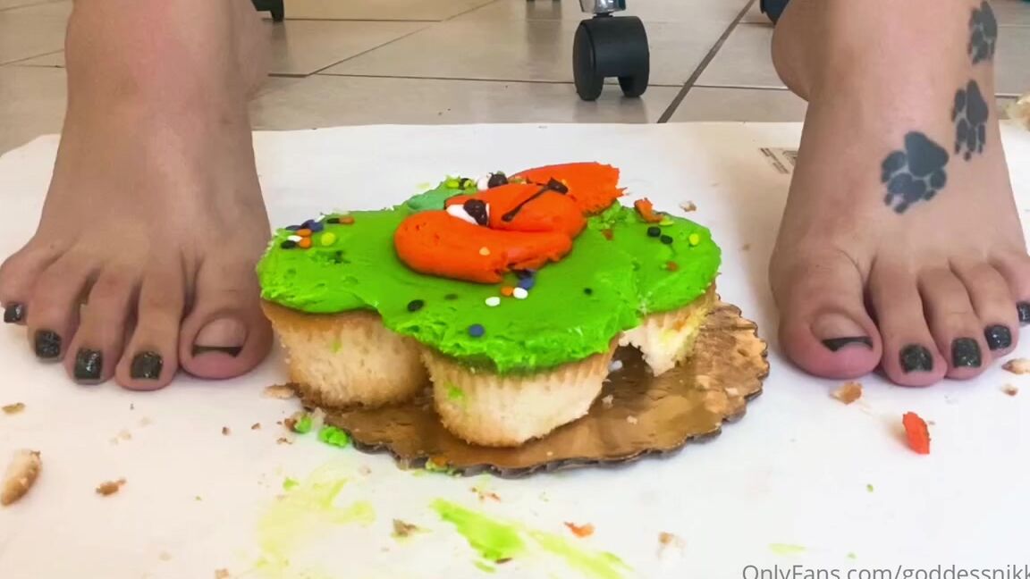 Prettynikkitoez Onlyfans Happy Halloween My Loves Love How The Frosting Oozes Between My Long Toesss 1 Jcm