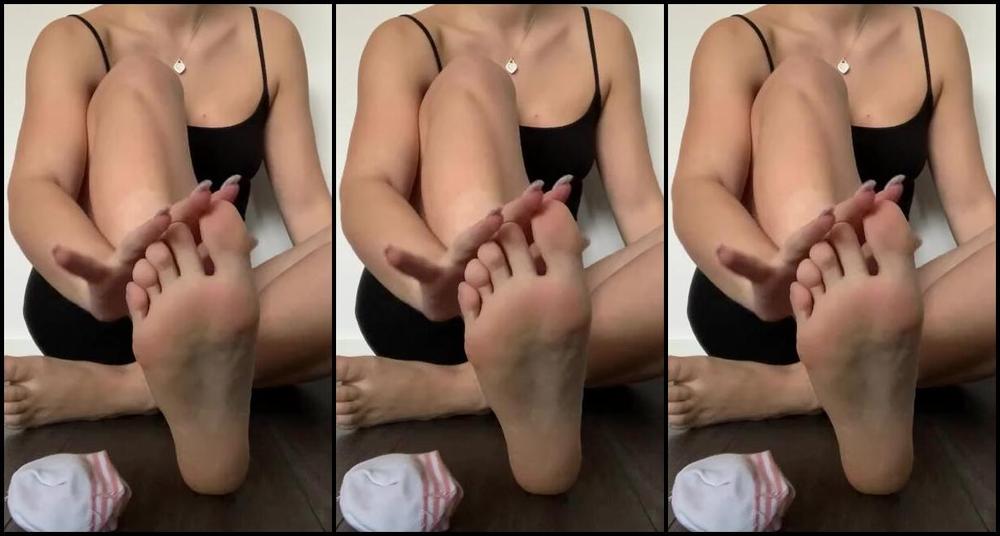 Sarina Jones Nicknamed Sarinajones 07 30 2023 Onlyfans Video Enjoy My Bare Soles I Put On Some Colorful Socks And Show You My Arch