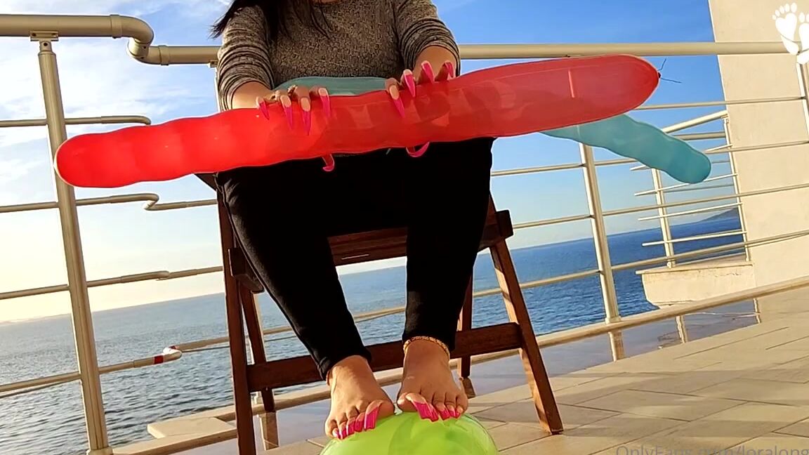 Lora Long Nails Nicknamed Loralongnails Onlyfans The Popping Of Balloons