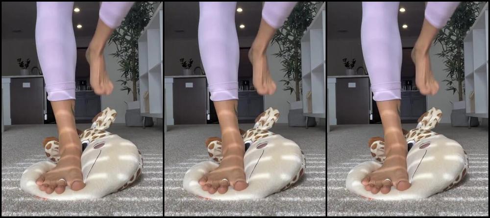 Goddess Coco Aka Cocobonsolez Onlyfans Imagine Youre This Stuffed Giraffe Plushy And Im Stepping All Over Your Face My Toes Curling An 3