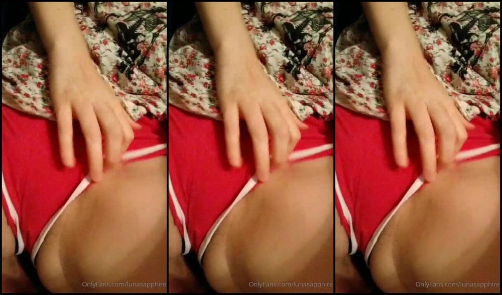 lunasapphire-07-12-2019-99924574-playing-with-my-pussy-on-the-couch