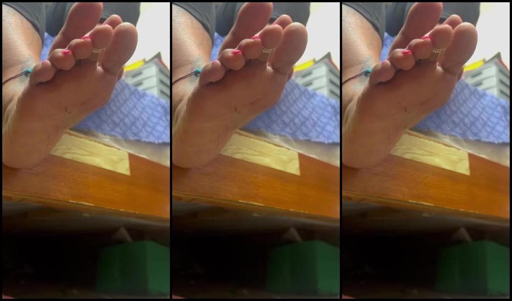 Dissatoes Onlyfans Me Enjoying My Food And Wriggling Me Feet