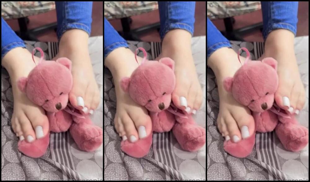 Carolina Aka Caropies Onlyfans Jugando Con Mi Osito