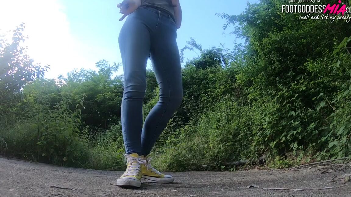 Footgoddessmia Onlyfans Im Waiting For My Slave I Wait For My Personal Slave To Come And Drive Me Shopping To Be My Personp