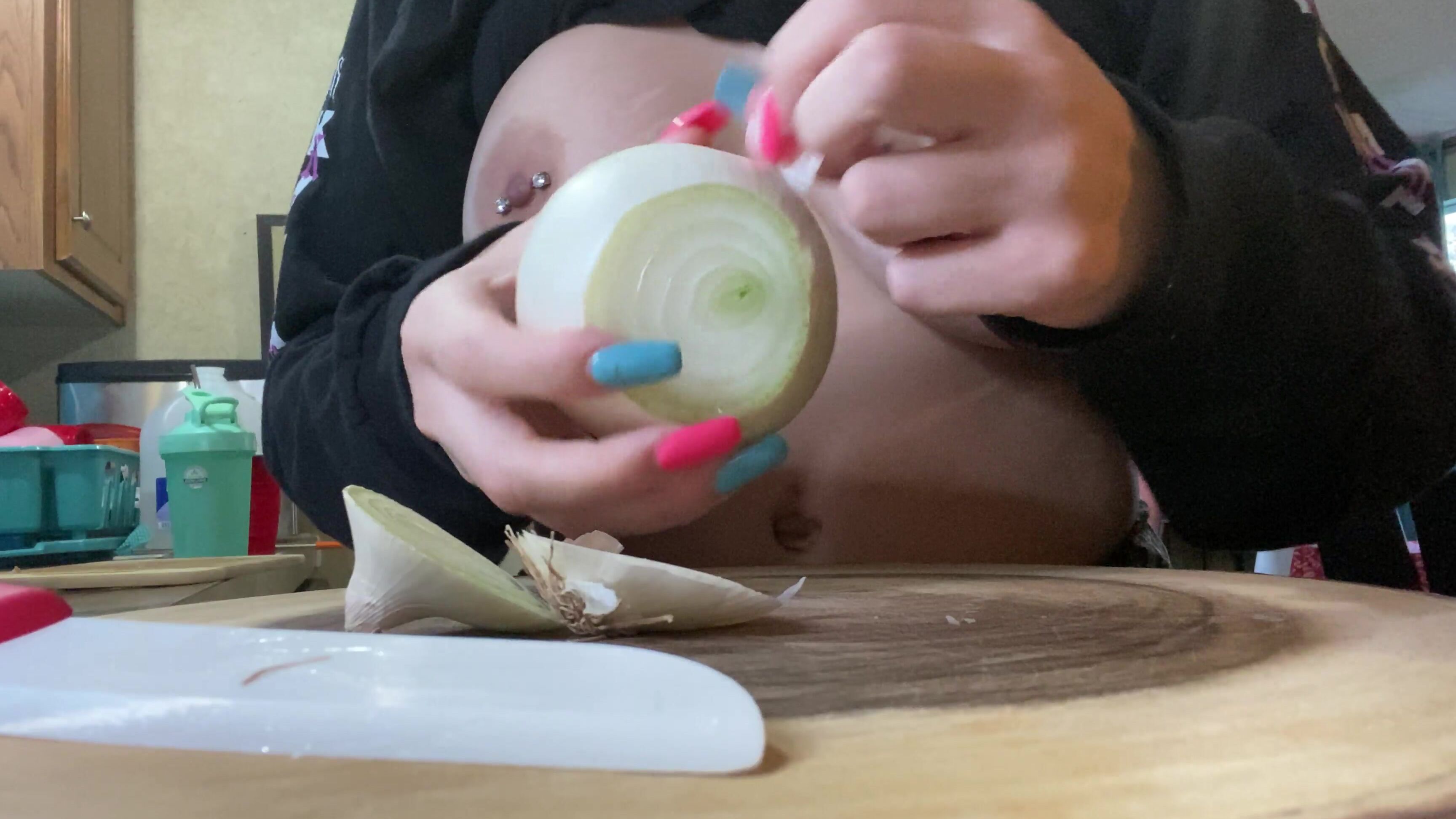 Mstriggahappy Watch Me Cut Up This Onion Would You Like Me To Be Cooking For You Like This Everyon