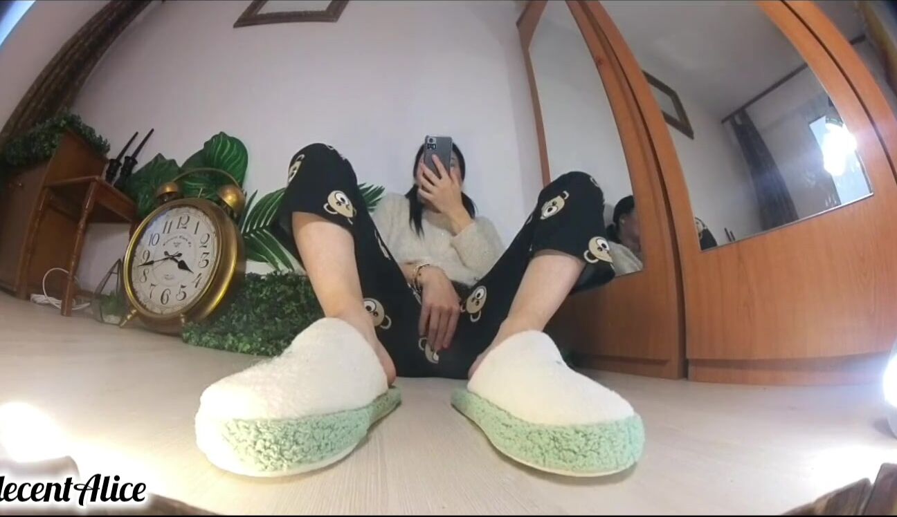 Cute Babe In Pijama Watching Porn Has A Huge Piss Orgasm Indecentalice