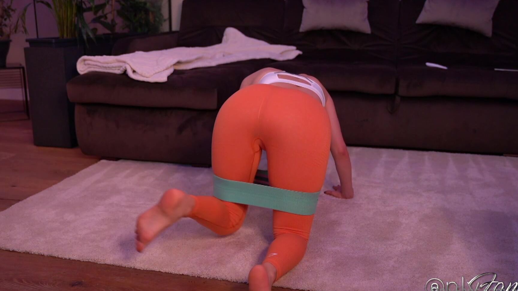 aalliss-12-03-2022-2390700640-booty-pump