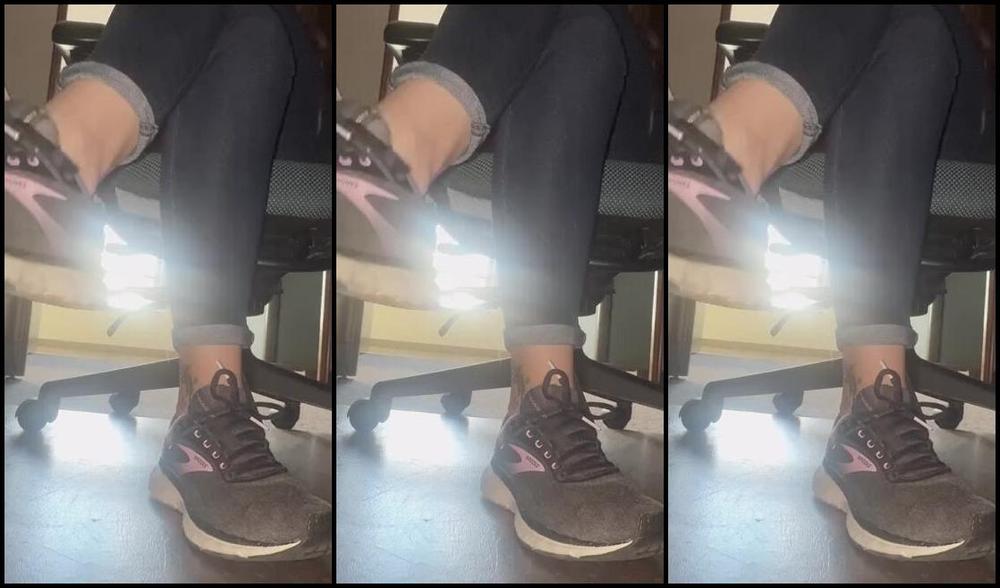 Soldmysolesforink Nicknamed Soldmysolesforink 11 16 2023 Onlyfans Video Happy Almost End Of The Work Week Boys Day 2 And These Sexy Socks Are Already