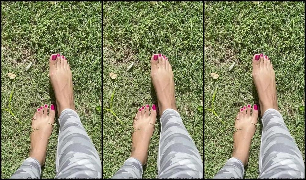 Cravintae Nicknamed Cravintae Onlyfans Grass Is Always Greener On This Side Knowthat Missed You Barefeet In Grass In Touch With