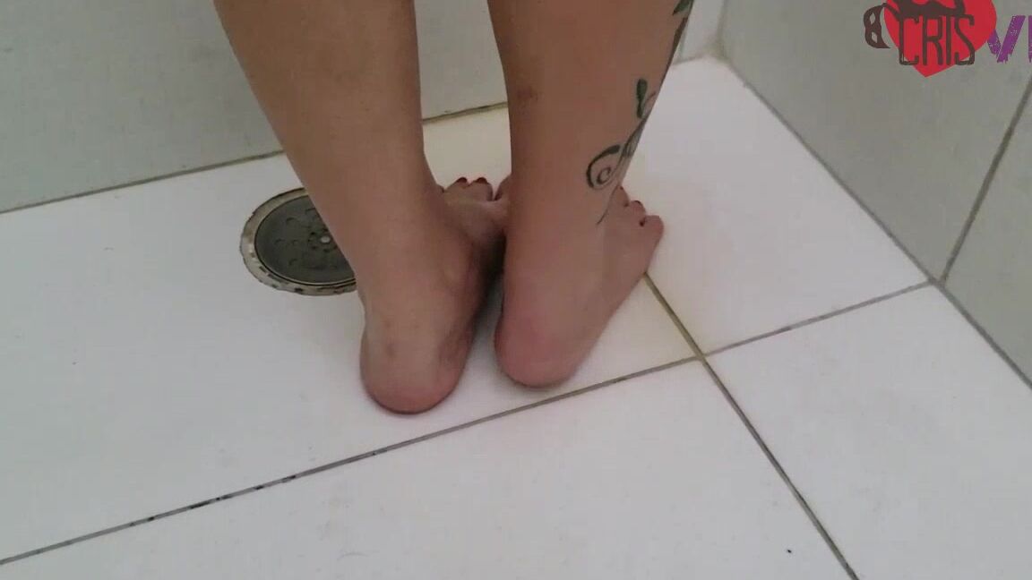 Foot Fetish, POV Foot Worship, Self Foot Worship crisvip exibindo e fazendo xixi em meus pezinhos ManyVids