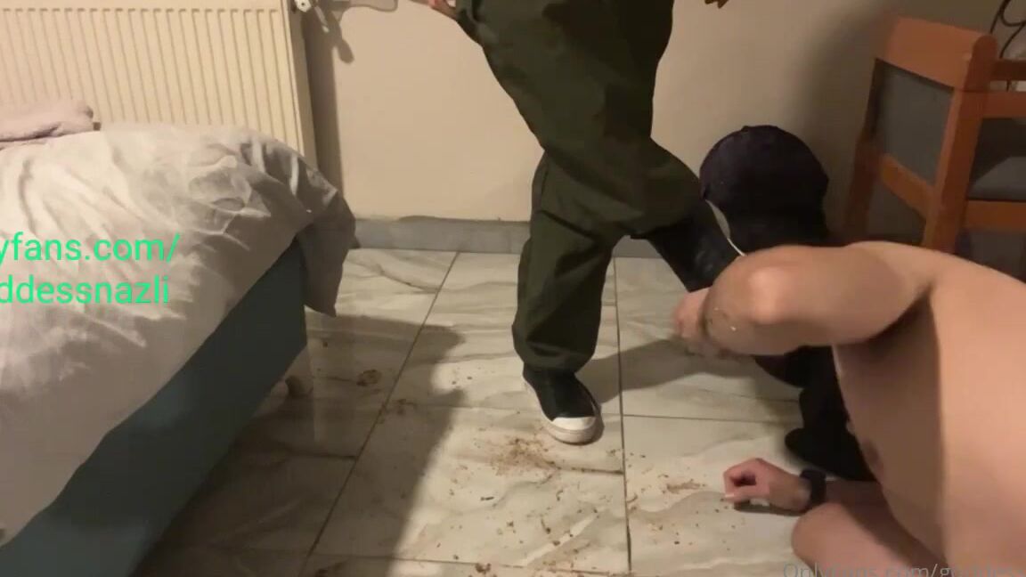 Onlyfans Model Goddess Nazli Aka Goddessnazli Spor Ayakkabi Le Kle Beslemel Seans Vdeosu Sport Shoes Feeding