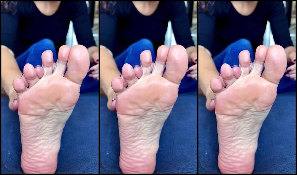 Cute Lily F33T Nicknamed Cute Lily F33T 11 09 2023 Onlyfans Video I Would Better Like To Feel Mens Hands Doing It