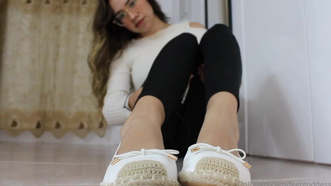 Goddess Mel Nicknamed Feetgoddess Mel Onlyfans Do You Like Me Playing With My Shoes
