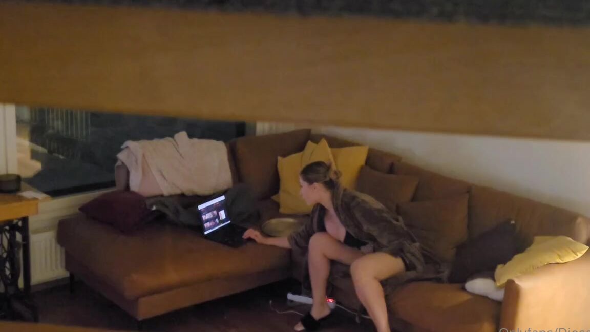 Diosa Sara Onlyfans Oot Hernnyt Yll Ja Tullut Tirkistelemn Rappusille Mit Itipuoli Touhuaa Alakerrassa Thn Tulossa Jatkoa Kun Itipuolip