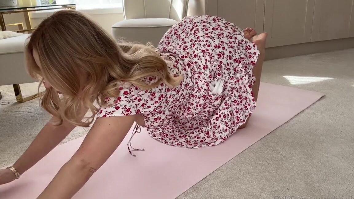 Oliviafleur X 08 22 2024 Onlyfans Video Take A Break From Work And Stretch With Me