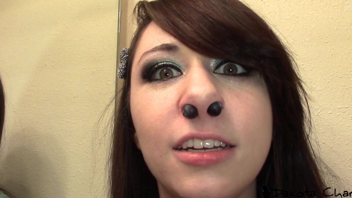 Dakotacharmsxxx Blueberry Stuffing And Nose Play