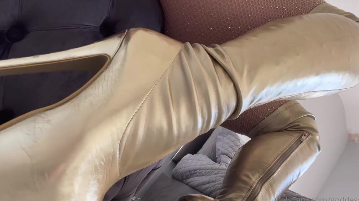 Miss Evie Lock Nicknamed Missevielock Onlyfans Mmm That S It Boy Lick All My Goddess Spit As It Trickles