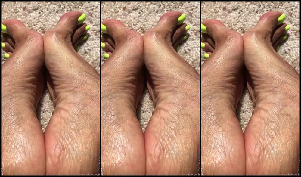 Laprettyfeet4 Nicknamed Laprettyfeet4 Onlyfans Veiny Neon Toes Spreading From Last Summer 2020