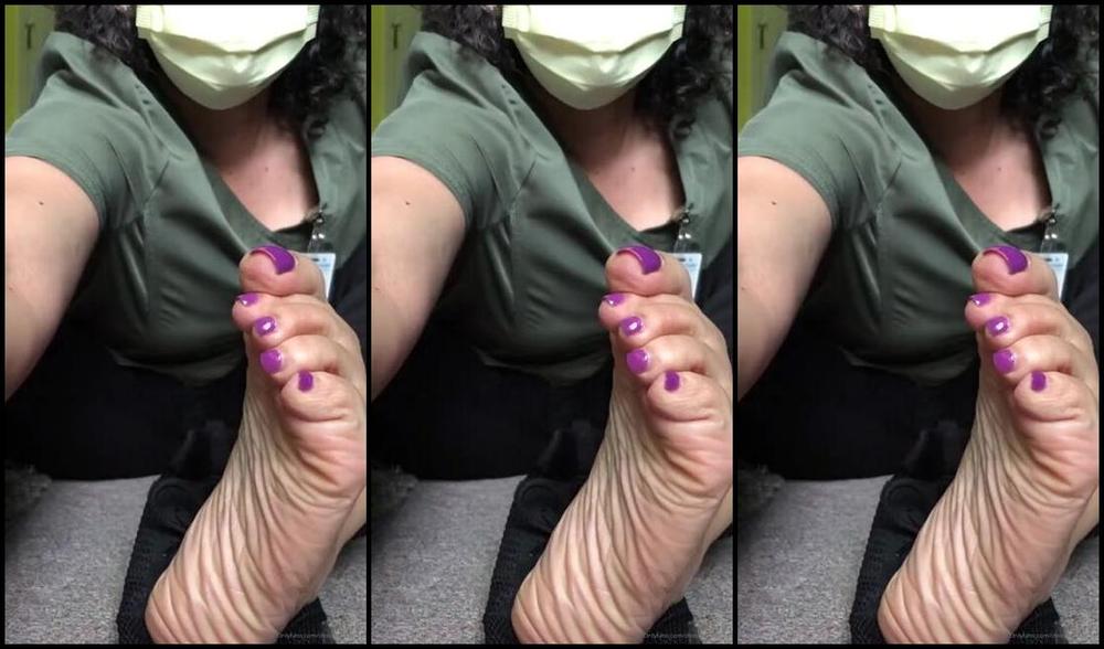 Deedeericanfeet Onlyfans Heyyy Here S A Special Video I Just Did In My Scrubs Cuz I Left Work Early Wit My Stinky Lite